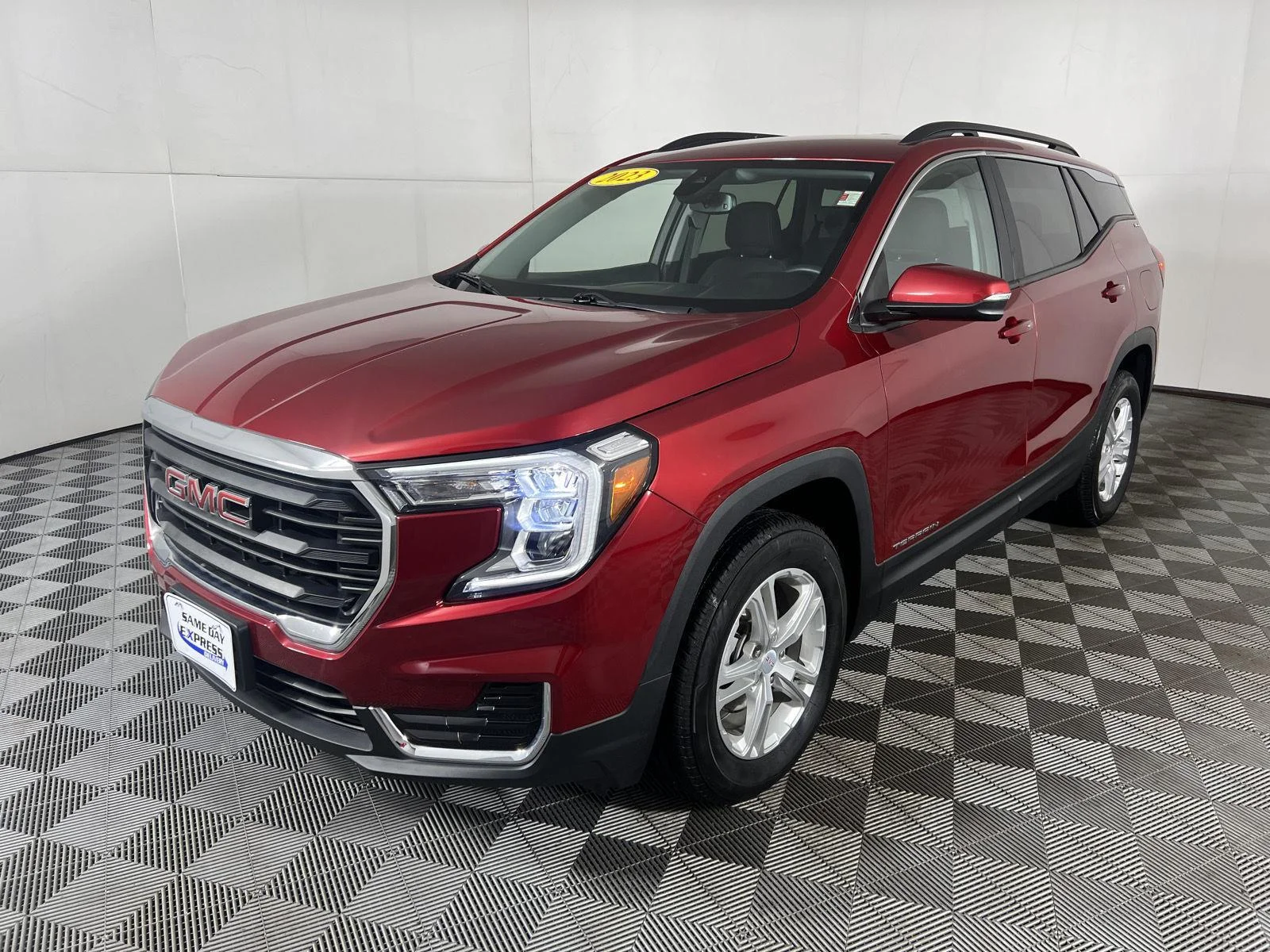 Used 2023 Volcanic Red Tintcoat GMC SLE image 4