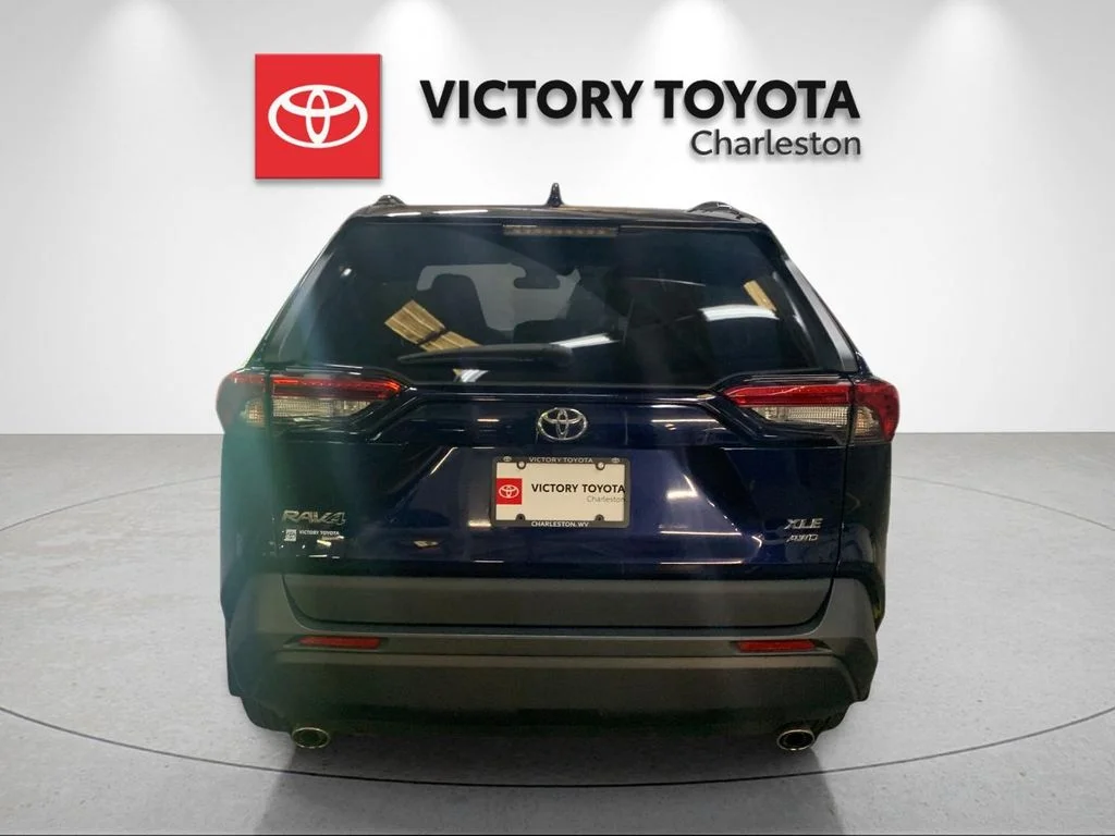 Used 2021  Toyota XLE Premium image 4