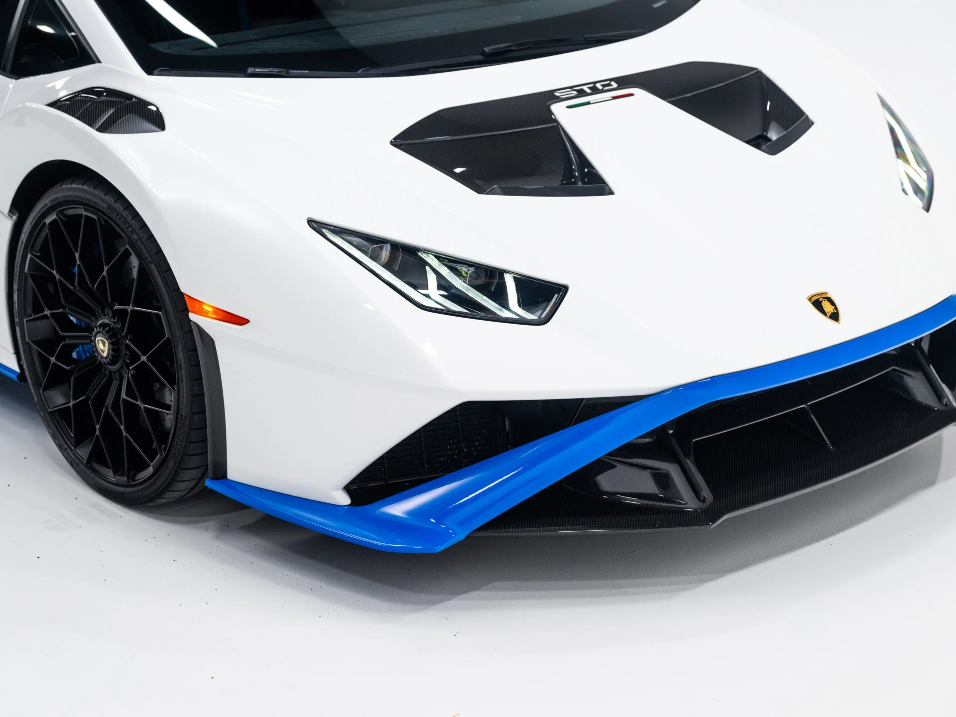 Used 2021 Bianco Asopo Metallic Lamborghini  image 14
