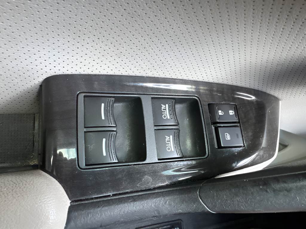 Used 2012 White Acura 2.4 image 39