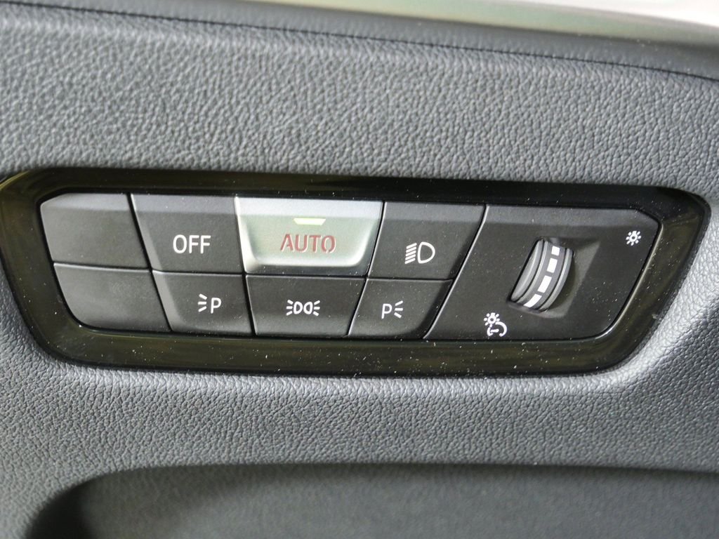 New 2026 Black Sapphire Metallic BMW 330i xDrive image 38