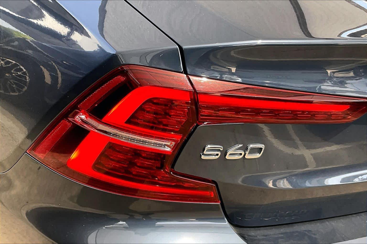Used 2019 Denim Blue Metallic Volvo Momentum image 29