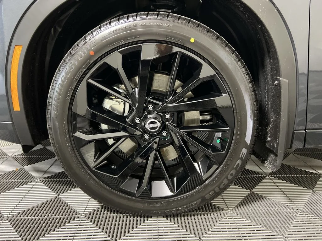 New 2026 Gray Nissan Platinum image 19