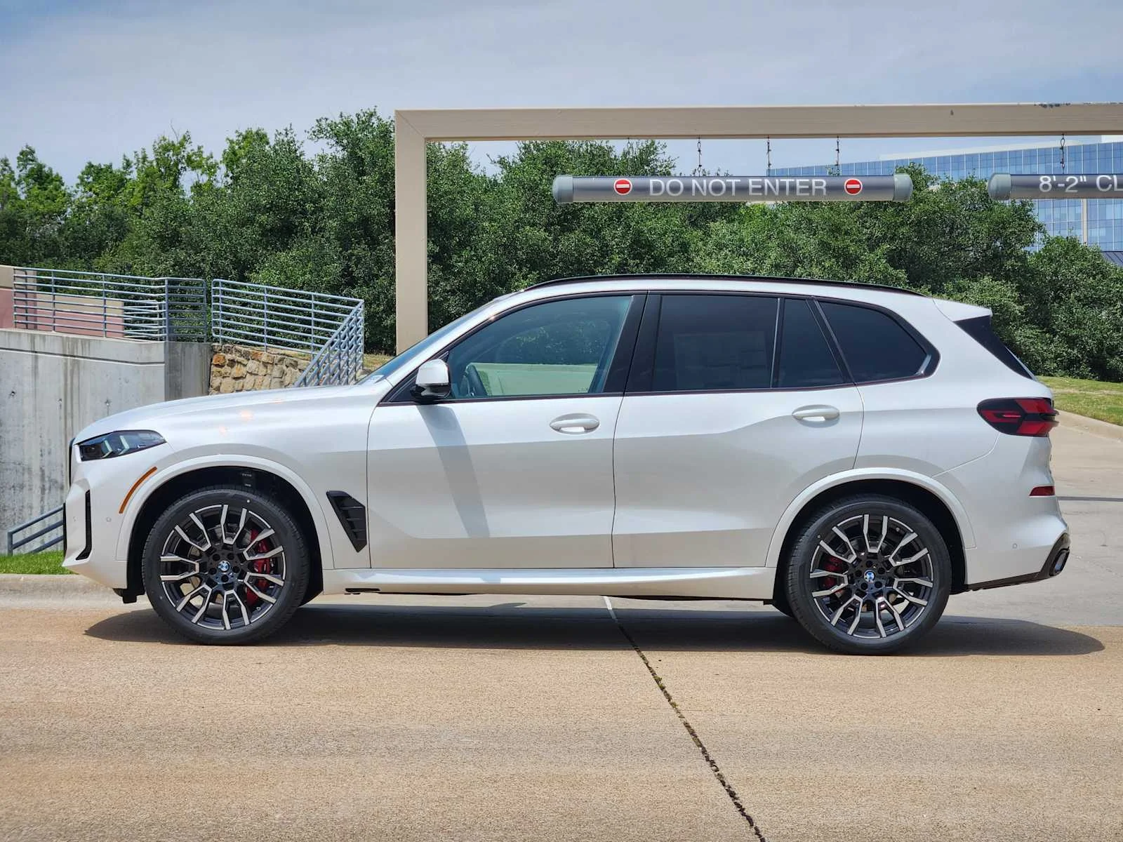 New 2026 Mineral White Metallic BMW sDrive40i image 2