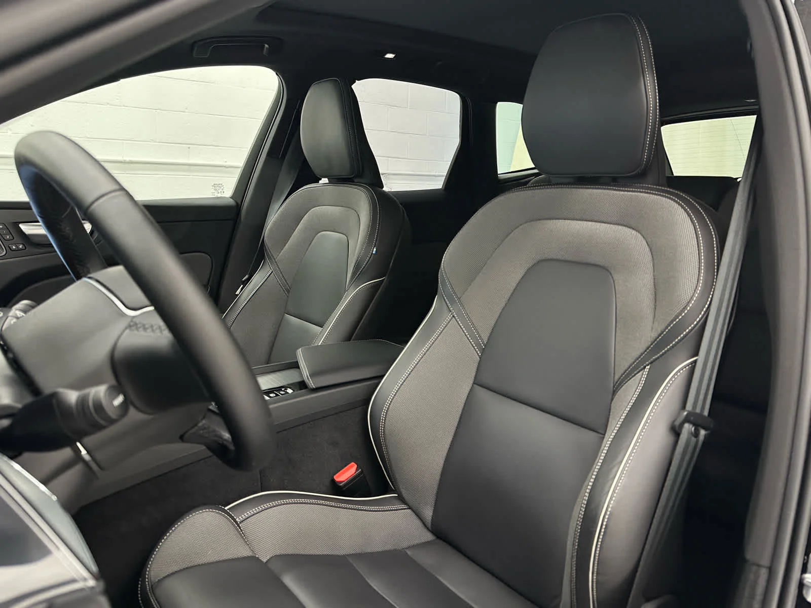 Used 2025 Onyx Black Metallic Volvo Ultra image 13