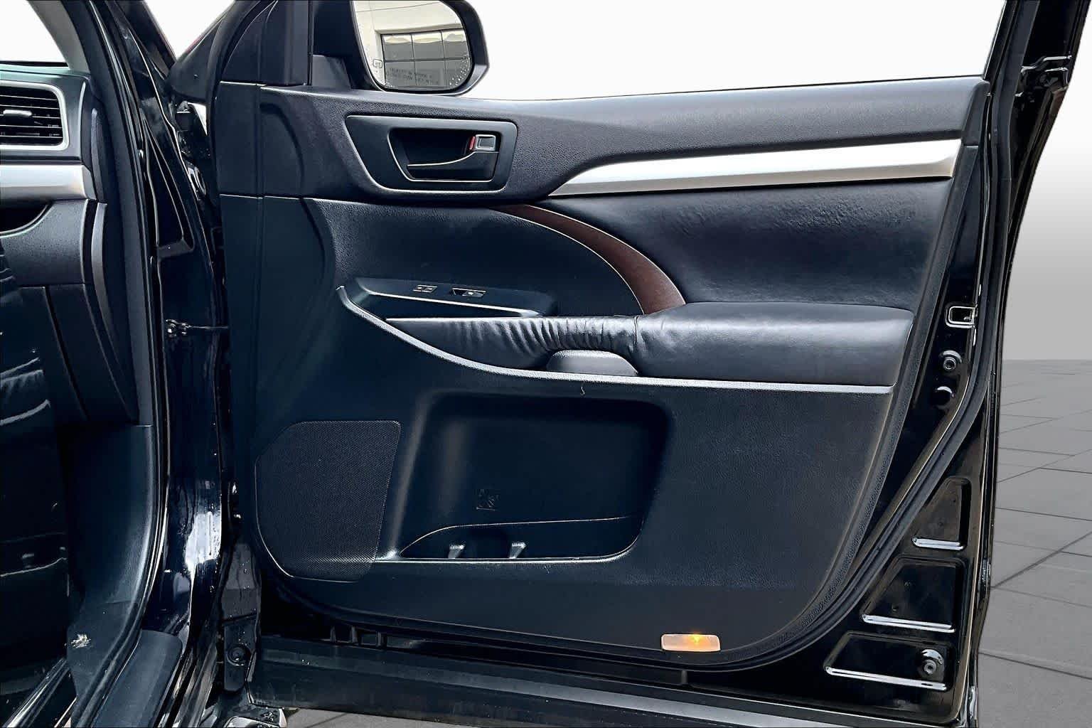 Used 2015 Attitude Black Metallic Toyota LE Plus image 21
