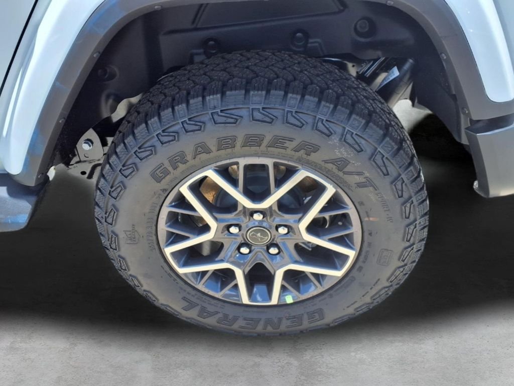 New 2026 Bright White Clear-Coat Exterior Paint Jeep Sahara image 7