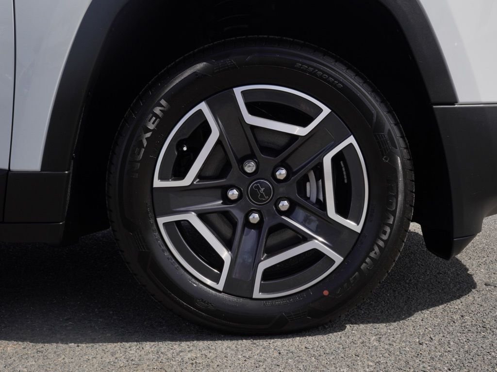 New 2026 Bright White Clear-Coat Exterior Paint Jeep Laredo image 9