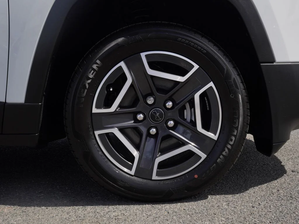 New 2026 Bright White Clear-Coat Exterior Paint Jeep Laredo image 9