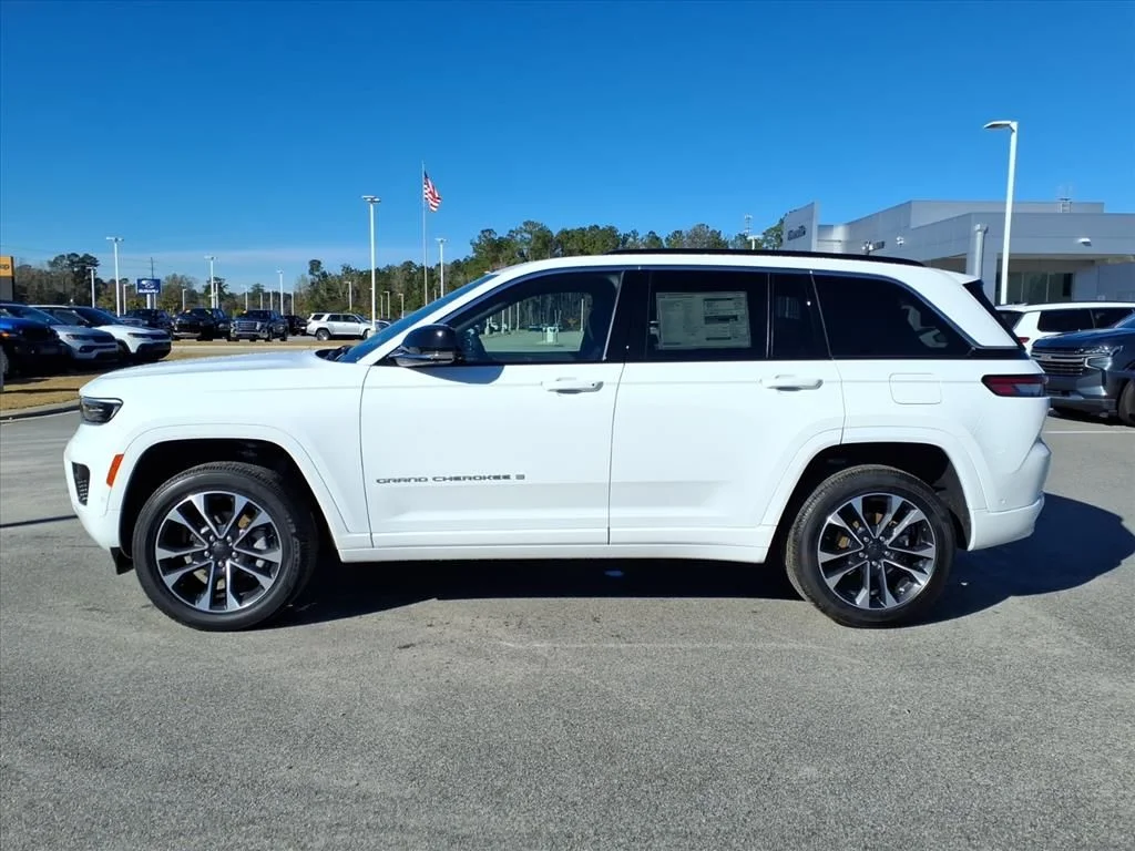New 2025 Bright White Clear-Coat Exterior Paint Jeep Overland image 3