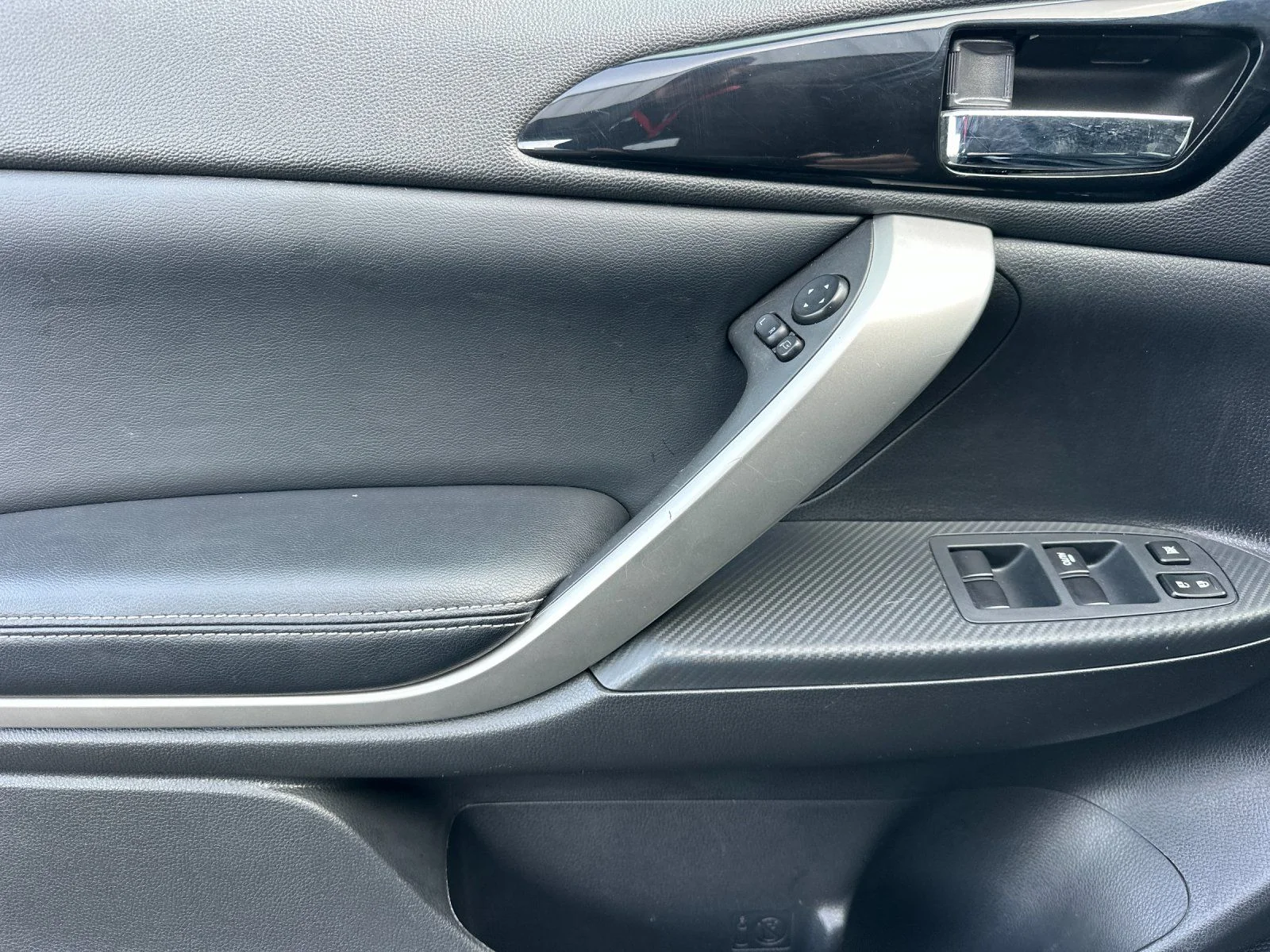 Used 2025 Black Mitsubishi SE image 10