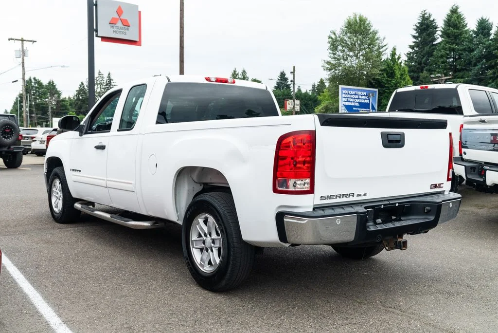 Used 2008 White GMC SLE1 image 4