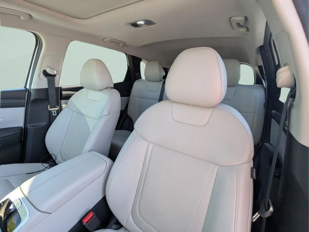 Used 2025 White Hyundai SEL Convenience image 25