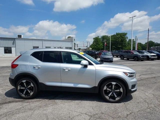 Used 2019 Silver Volvo T4 Inscription image 2
