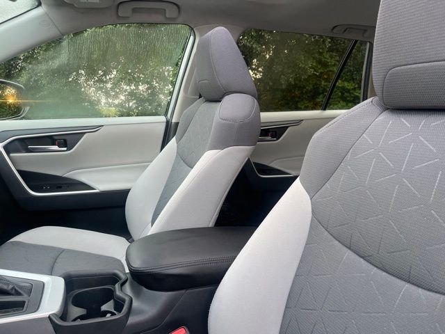 Used 2019 Silver Toyota XLE image 14