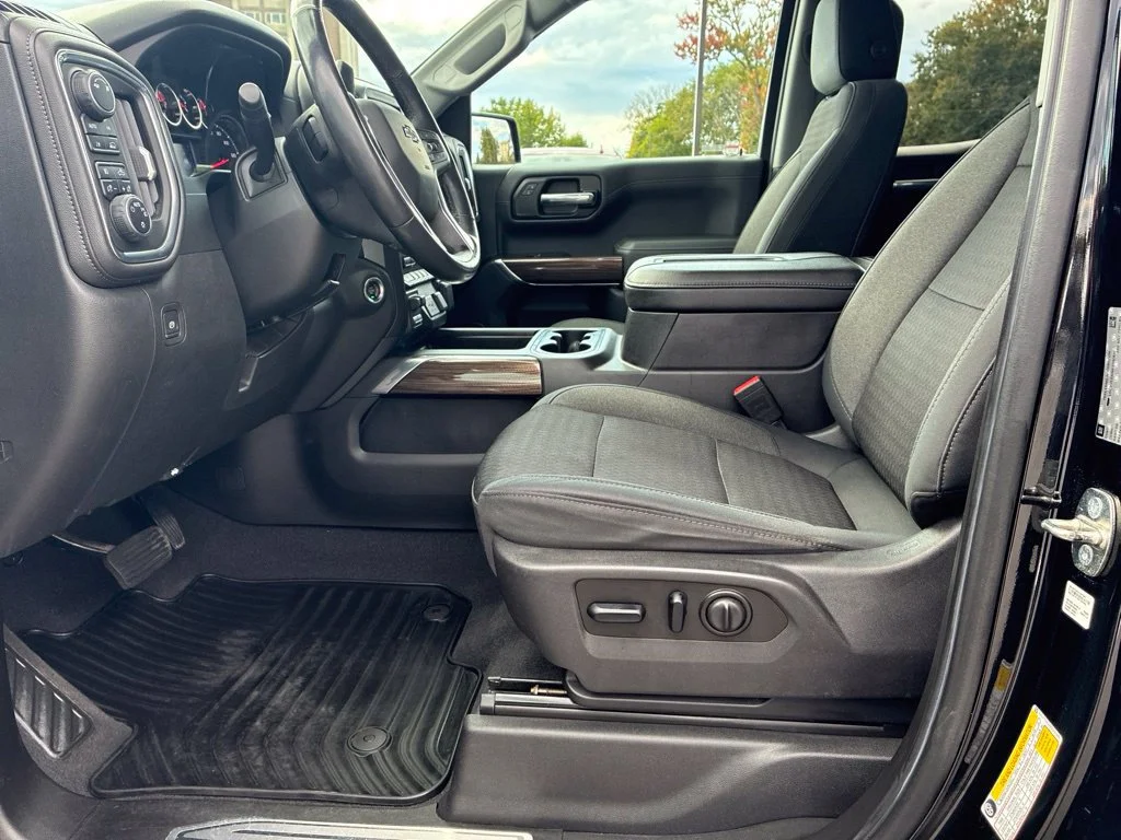 Used 2019 BLACK Chevrolet RST image 13