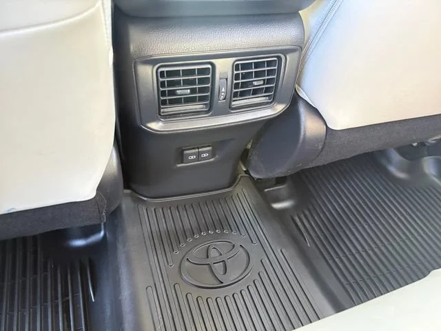 Used 2022 White Toyota Hybrid XLE Premium image 23