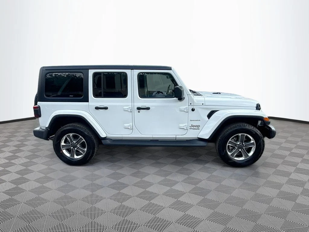 Used 2022 White Jeep Unlimited Sahara image 5