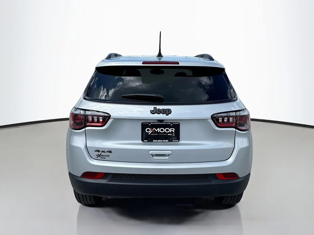 New 2026 Silver Zynith Metallic Clearcoat Jeep Latitude Altitude image 5