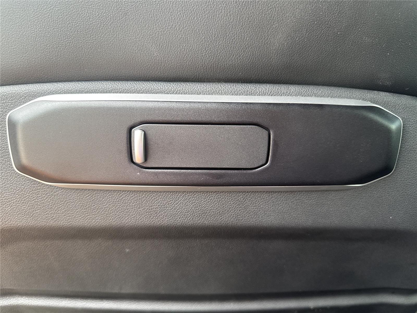 Used 2026 Skyscraper Grey Metallic BMW sDrive40i image 19