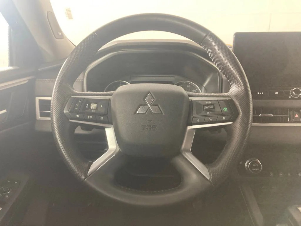 Used 2025  Mitsubishi SE image 6