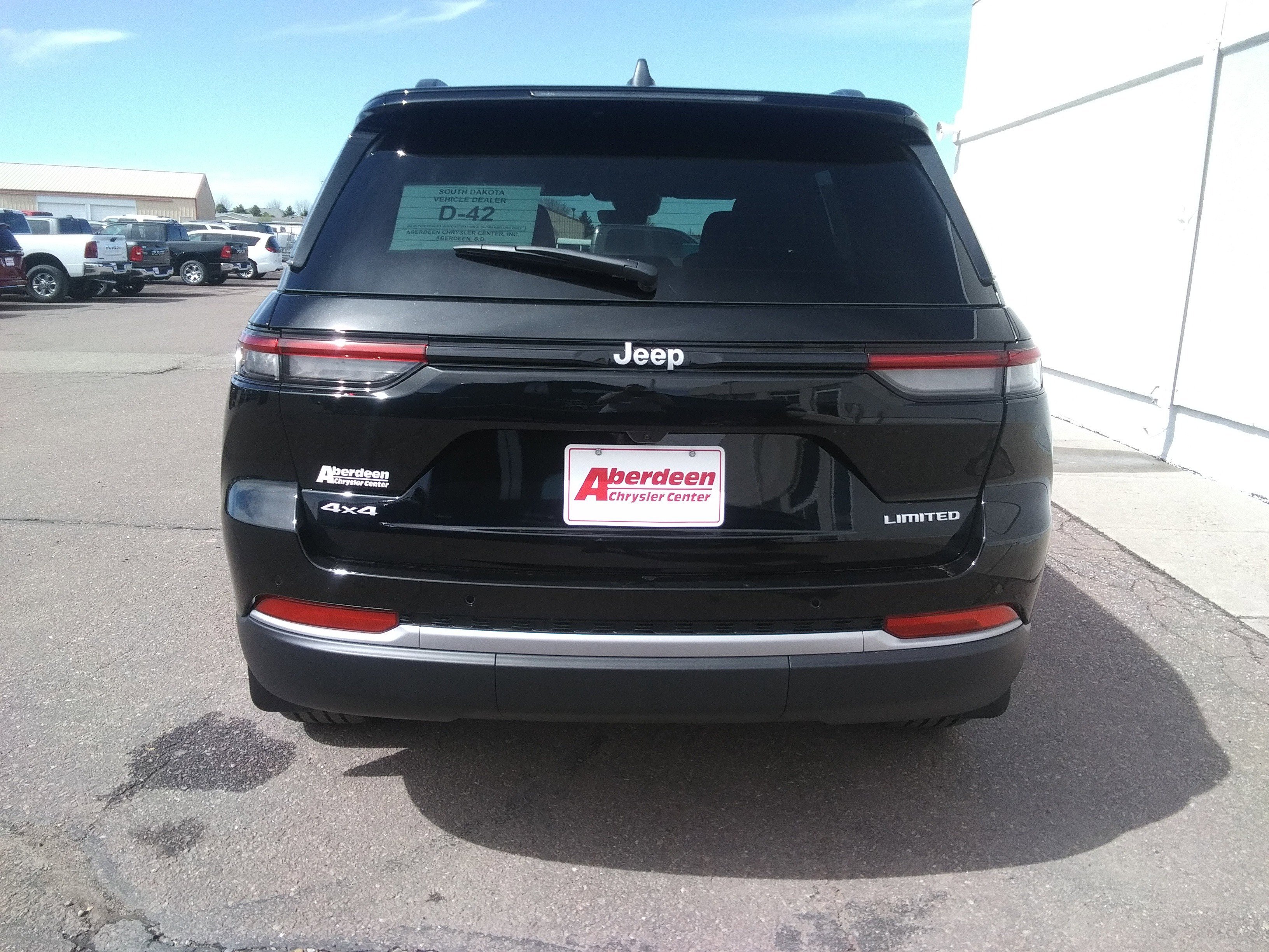 New 2026 Diamond Black Crystal Pearl-Coat Exterior Paint Jeep Limited image 6