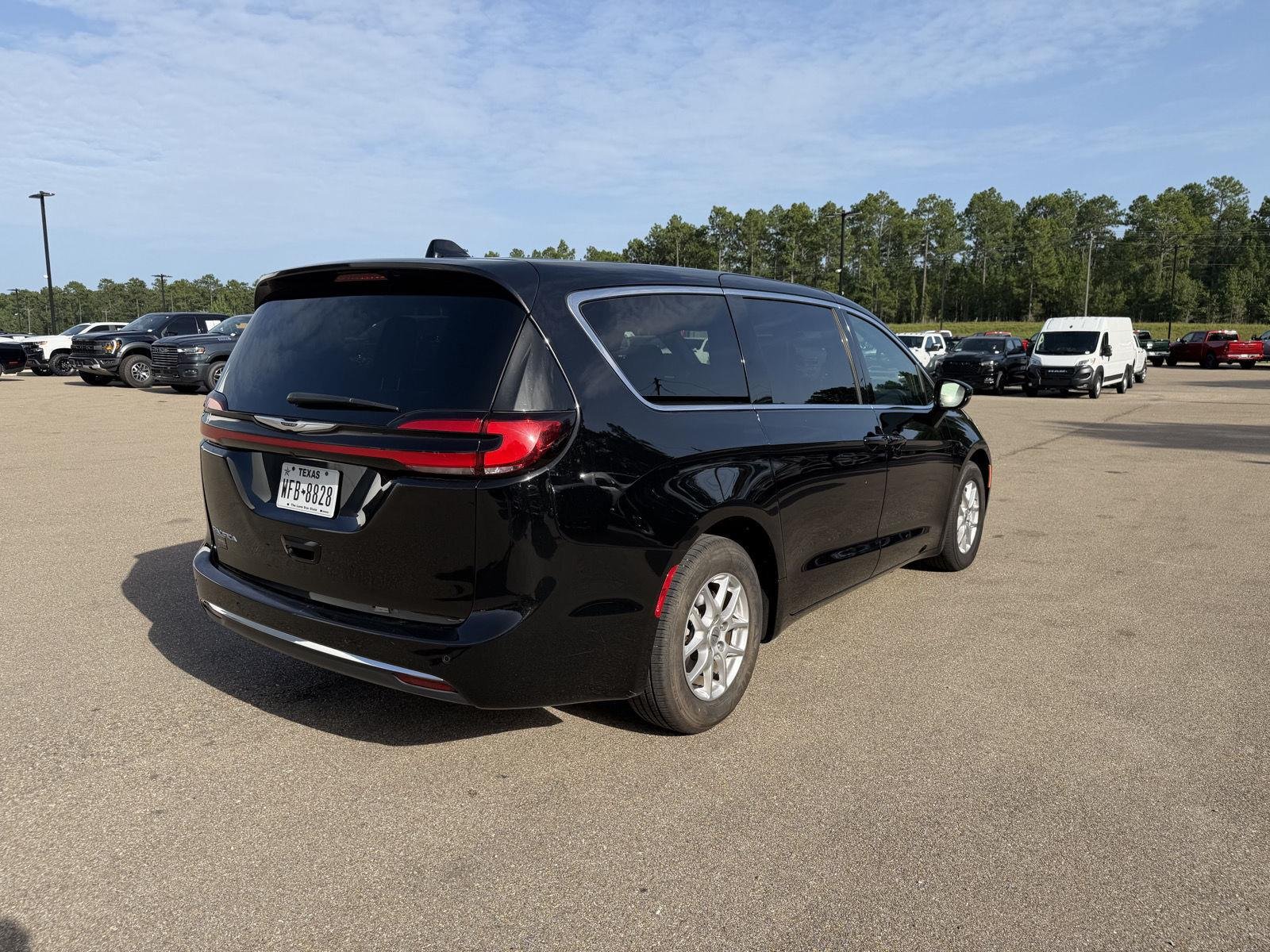 Used 2025 Diamond Black Crystal Pearlcoat Chrysler Select image 6
