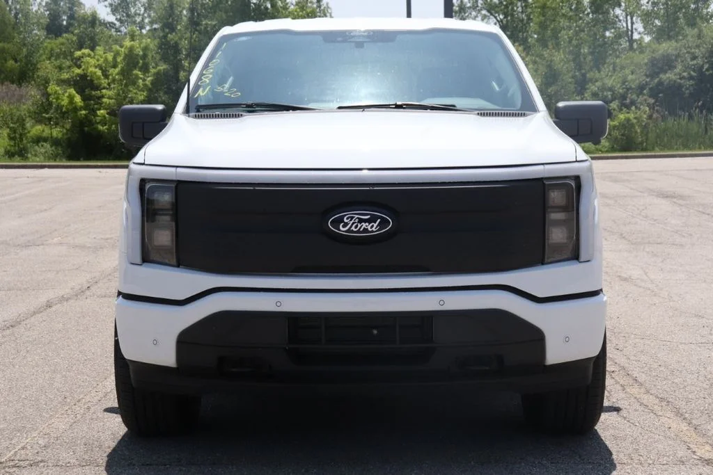 2025 Ford F-150 Lightning Flash - Photo 2