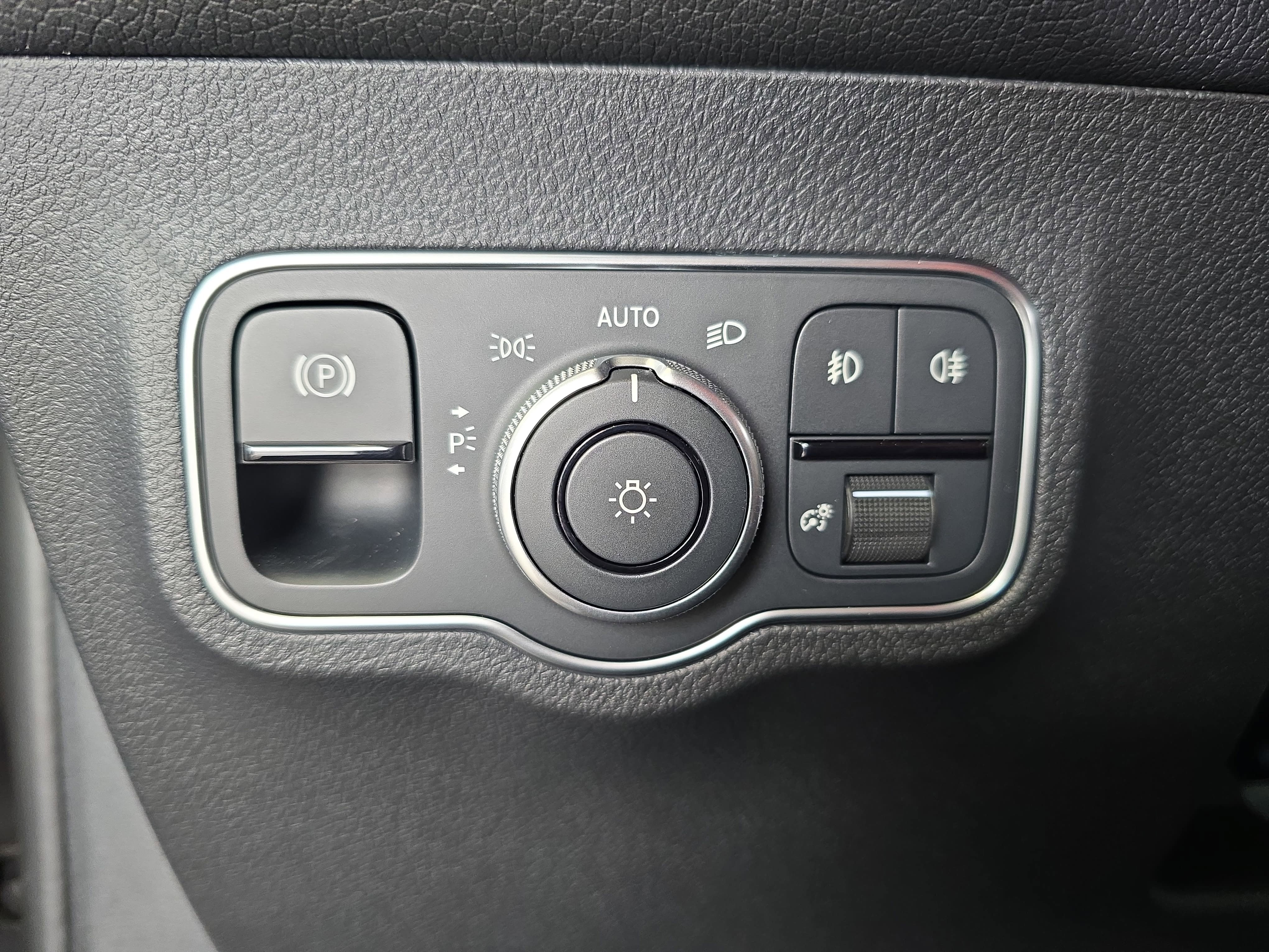 New 2026 Mountain Grey Metallic Mercedes-Benz GLB250 image 26