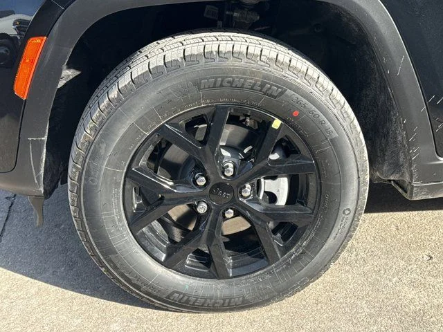 New 2026 Diamond Black Crystal Pearl-Coat Exterior Paint Jeep Altitude image 12