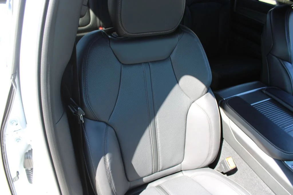 New 2026 Bright White Clear-Coat Exterior Paint Jeep Limited Reserve image 16