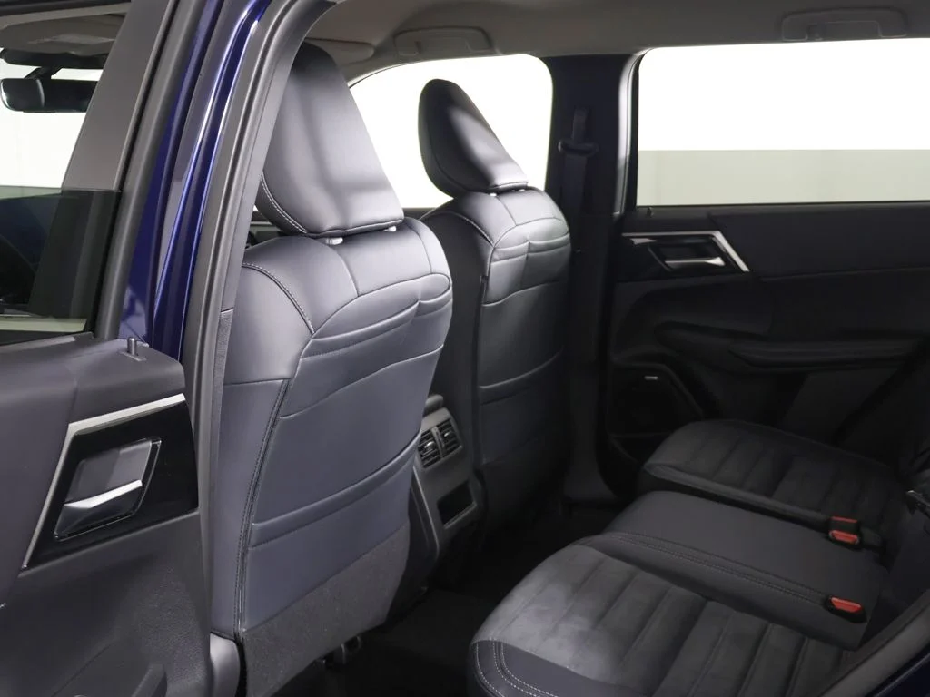 New 2026 Blue Mitsubishi SE image 29