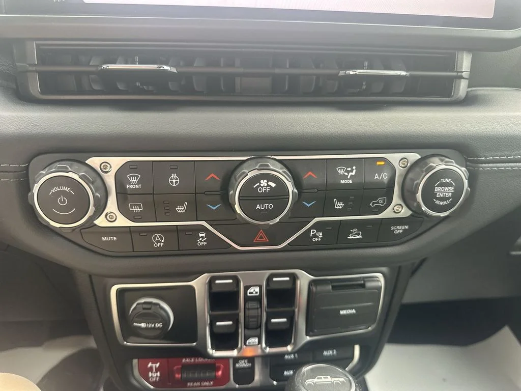 Used 2025 Green Jeep Mojave image 26