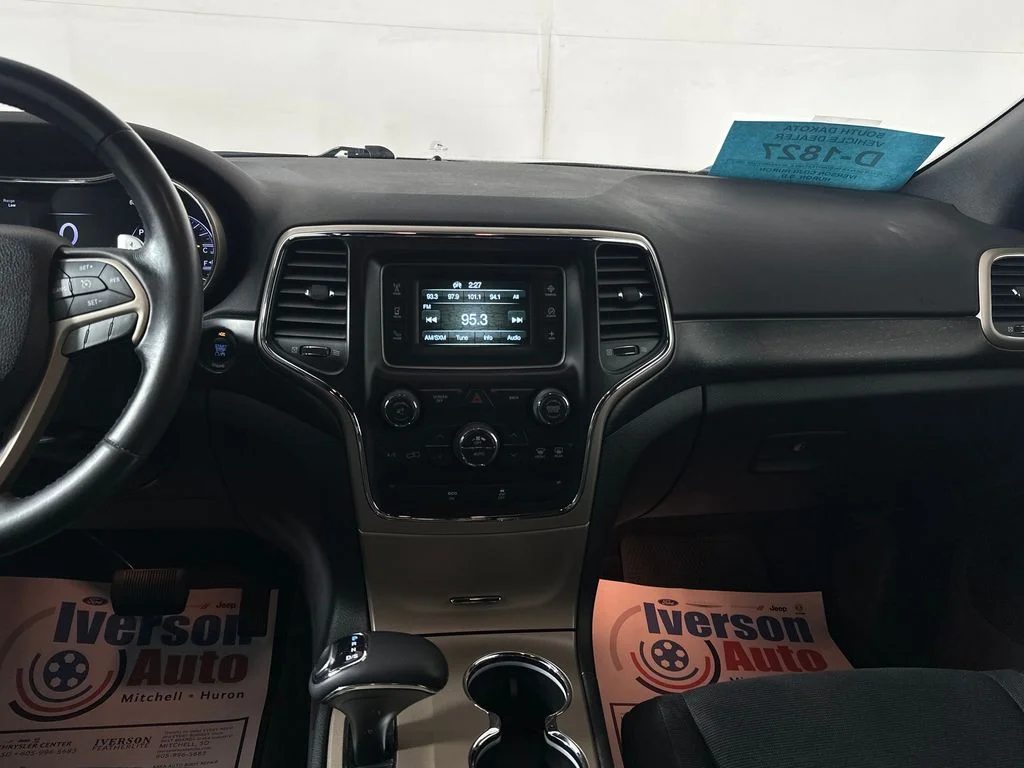 Used 2015 Silver Jeep Laredo image 27