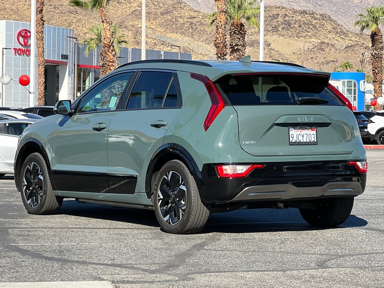 Certified Used 2023 Green Kia Wind image 5