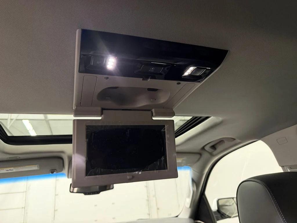 Used 2019 White Frost Tricoat GMC Denali image 31