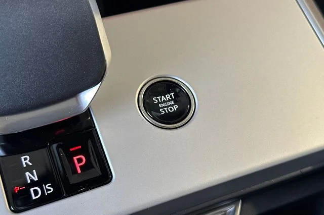 New 2026 Obsidian Black in Gloss Finish Land Rover SE image 21