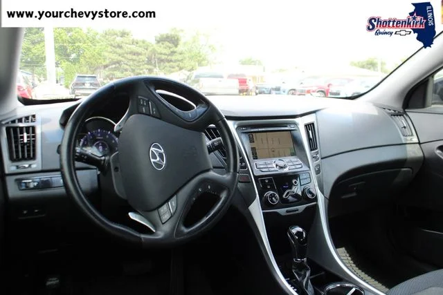 Used 2011 Black Hyundai SE image 8