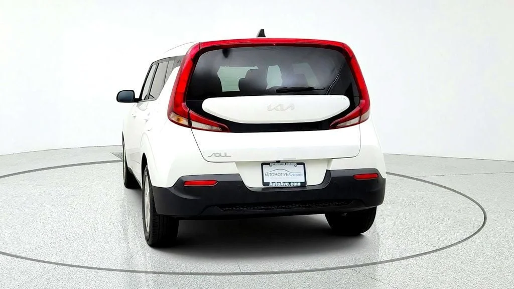 Used 2022 Snow White Pearl Kia S IVT image 6