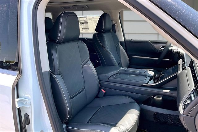 New 2027 RADIANT WHITE INFINITI LUXE image 7