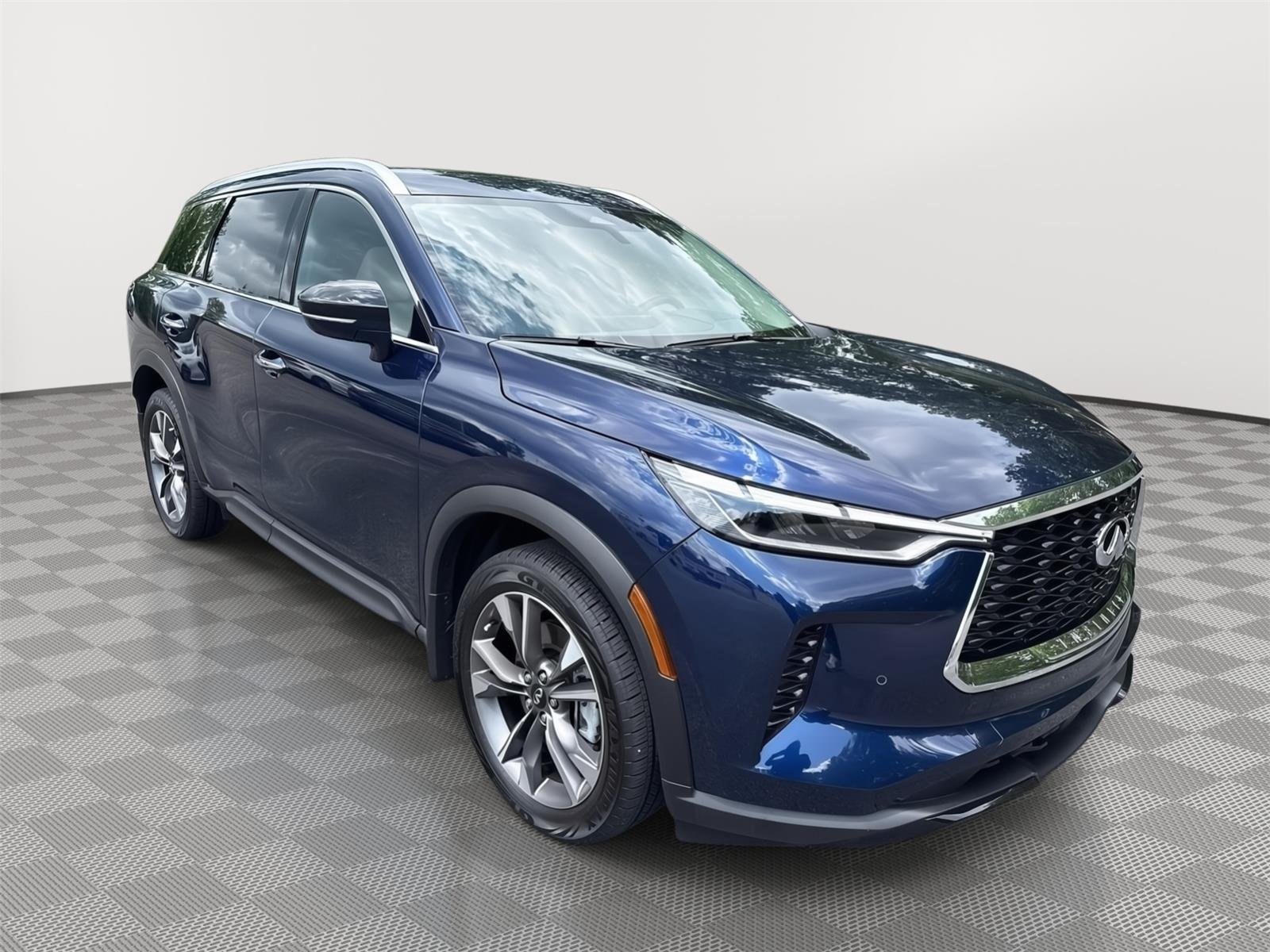 Used 2023 Grand Blue INFINITI LUXE image 4
