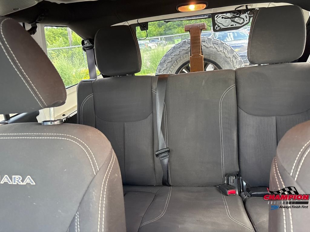 Used 2018  Jeep Unlimited Sahara image 21