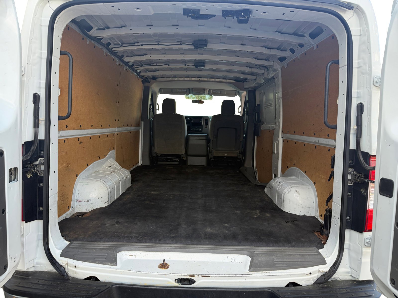 Used 2020 White Nissan SV image 33