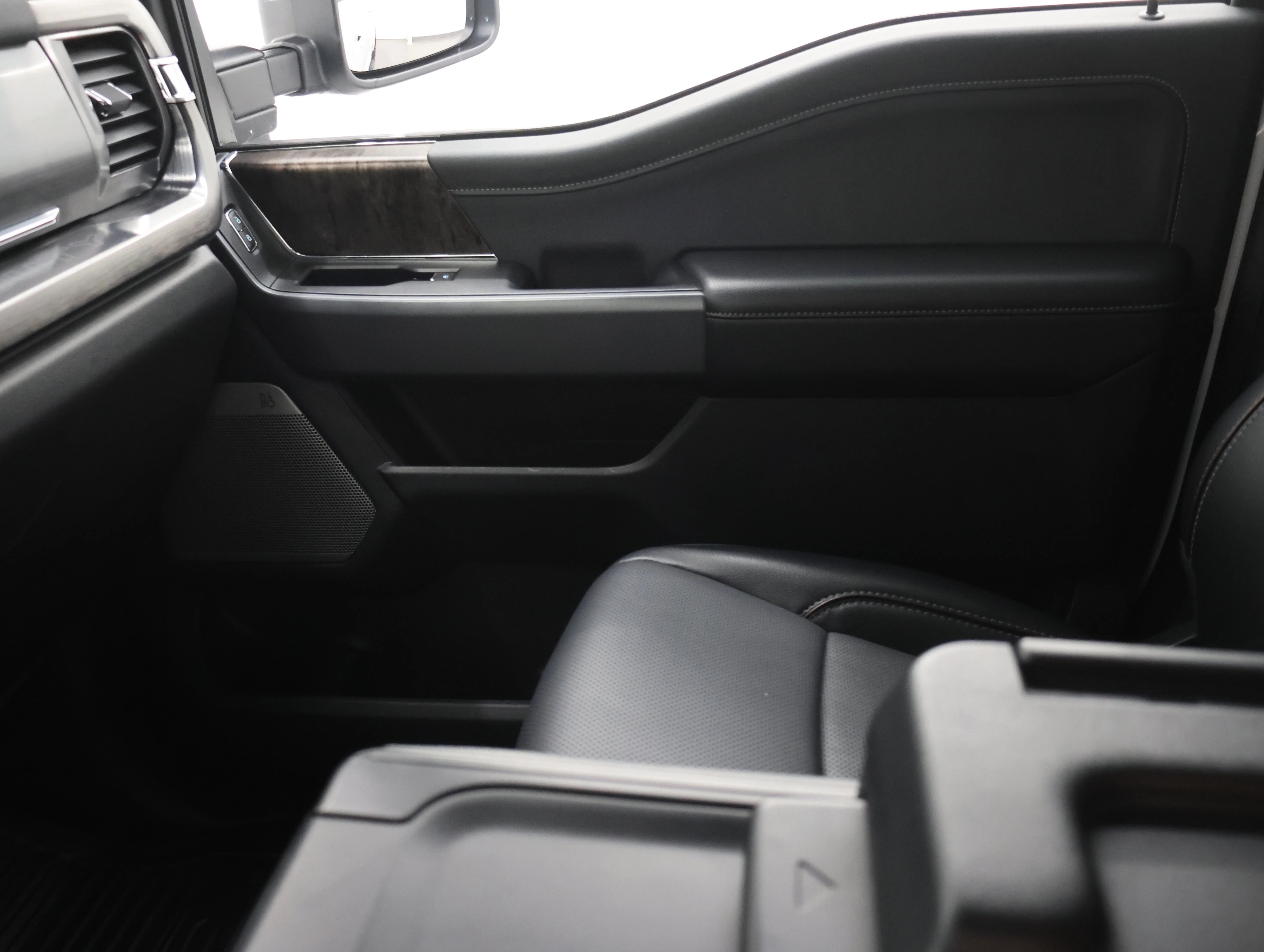 Used 2024 Oxford White Ford Lariat image 13