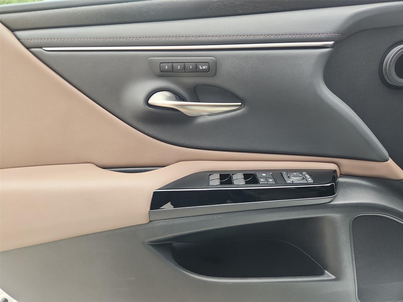 Used 2024 White Lexus ES 350 image 22