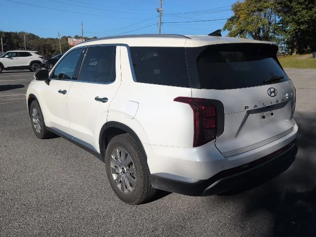 Used 2025 White Hyundai SEL image 6
