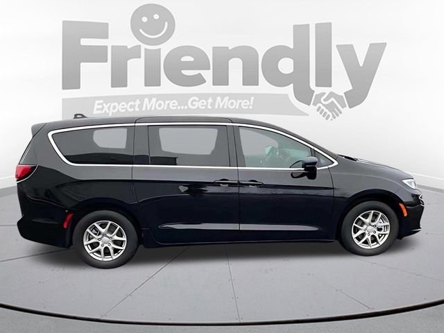 New 2026 Diamond Black Crystal Pearl-Coat Exterior Paint Chrysler Select image 4