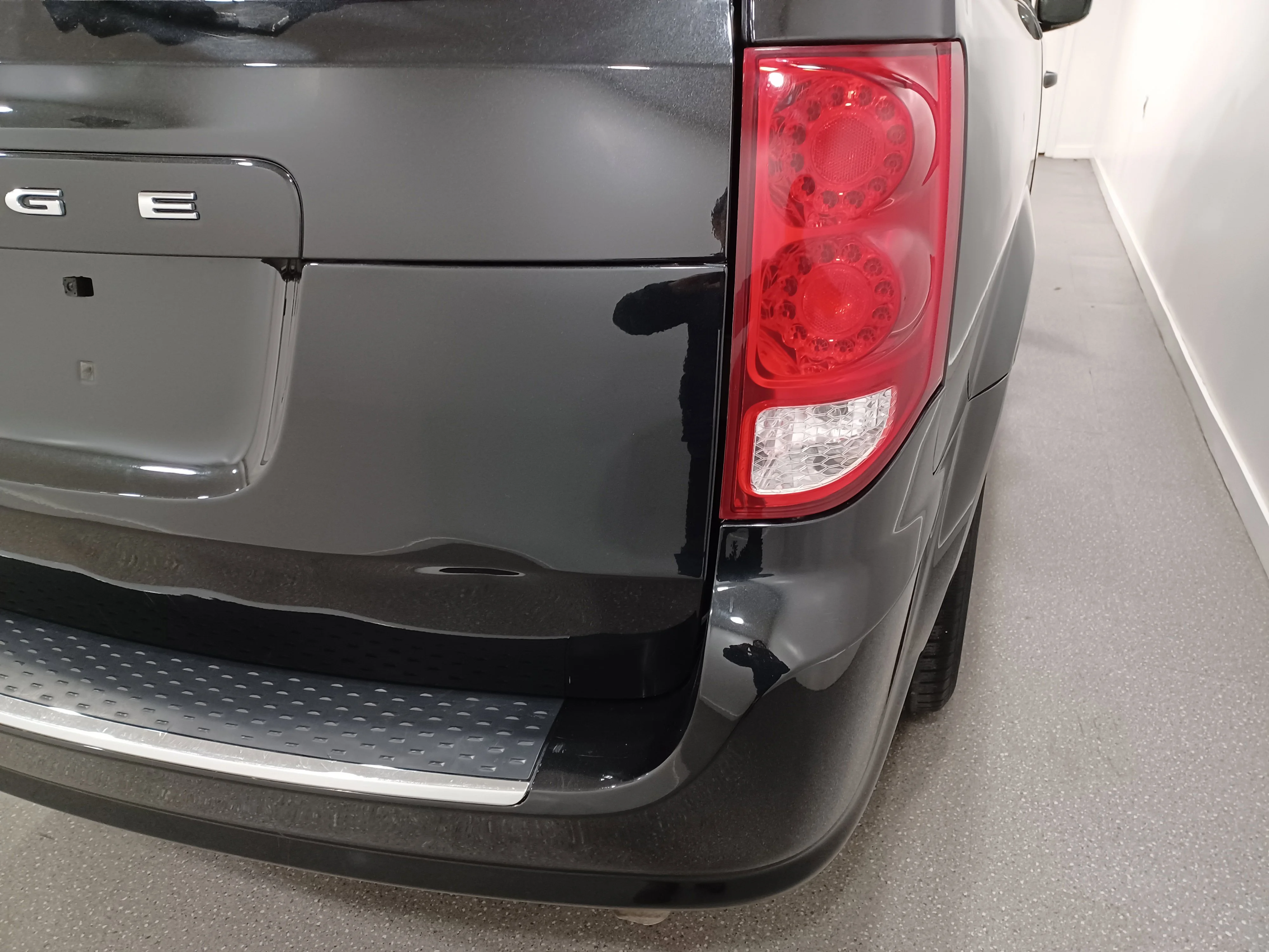 Certified Used 2017 Brilliant Black Crystal Pearl Dodge SE*3.6L V6 | Brilliant Black Crystal Pearl | 7 Pass | Stow 