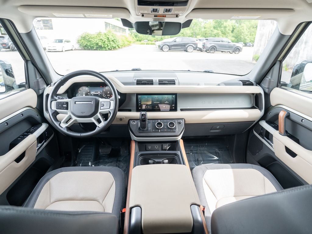 Used 2024 Green Land Rover X-Dynamic SE image 18