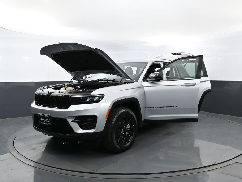 Used 2025 Silver Zynith Jeep Altitude image 28